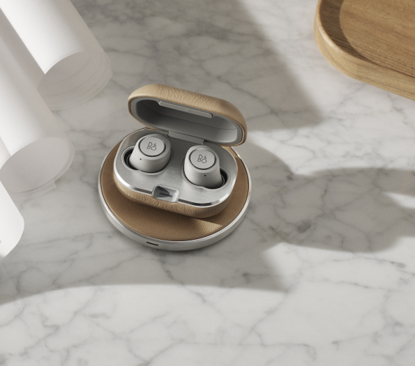 Beoplay E8 2.0 mit Qi-Ladepad (Bild: B&amp;O)